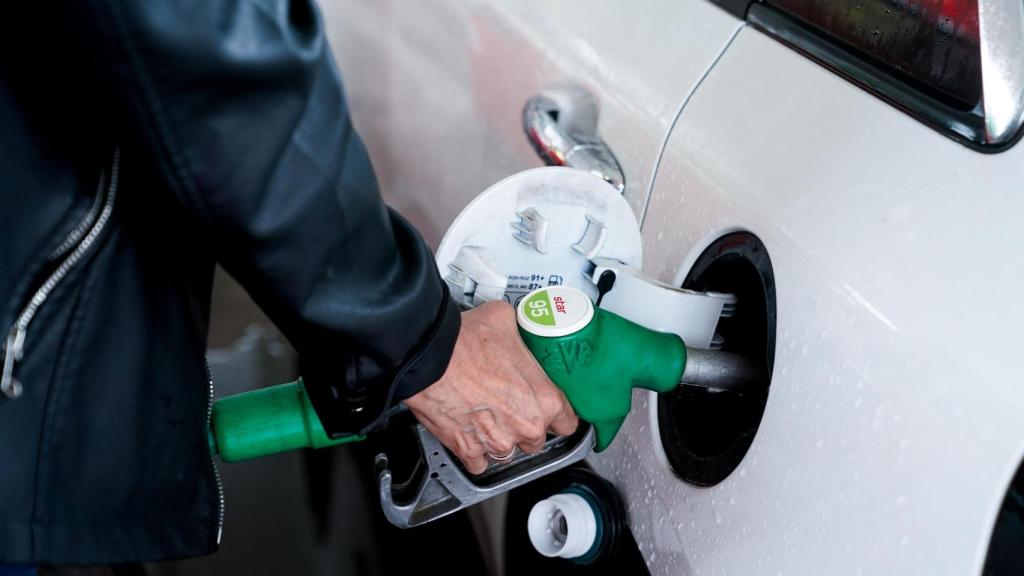 Una mujer pone gasolina a su vehículo en una gasolinera, a 17 de junio, en Madri.