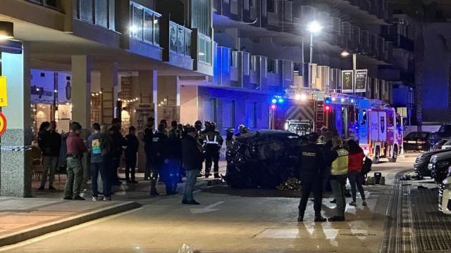 Policía, sanitarios y bomberos este pasado Jueves Santo en la zona del accidente en Fuengirola.