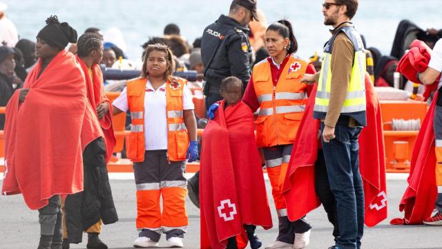 Un cayuco con alrededor de 110 personas, muchas de ellas menores no acompañados, desembarca en Lanzarote, el pasado enero.