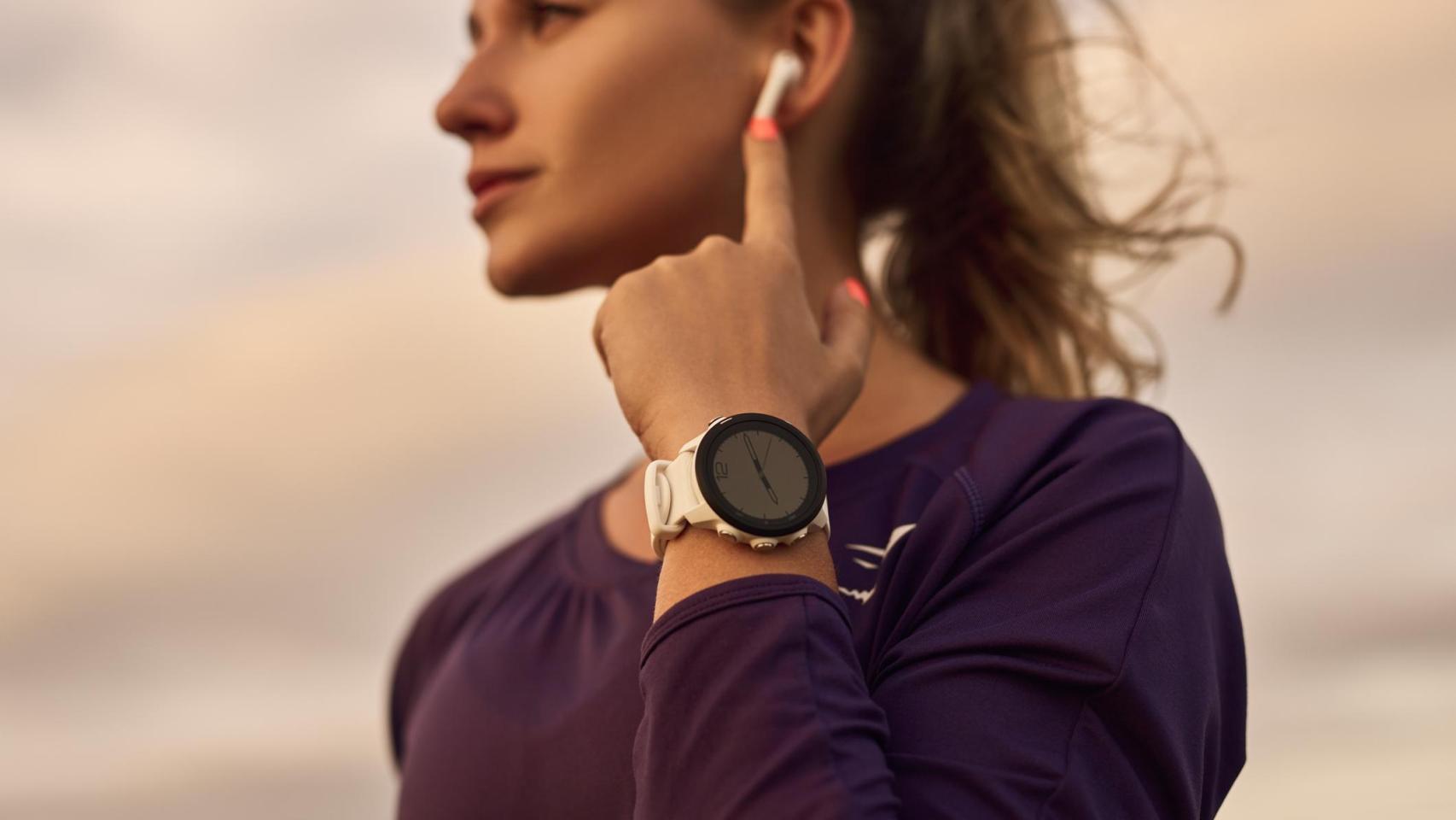 Relojes inteligentes, cintas para el pelo,  riñoneras tendencia y otros accesorios clave para correr.