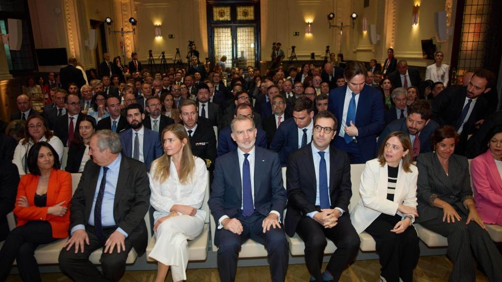 Los asistentes al foro organizado por el Gobierno, con Felipe VI en el centro, antes del apagón.