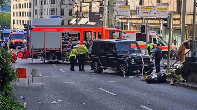 El vehículo que arrolló este viernes a una multitud en el centro de Stuttgart.