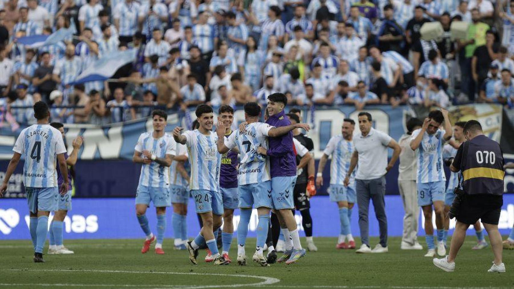 Los jugadores del Málaga CF celebran la victoria contra el Granada en La Rosaleda.