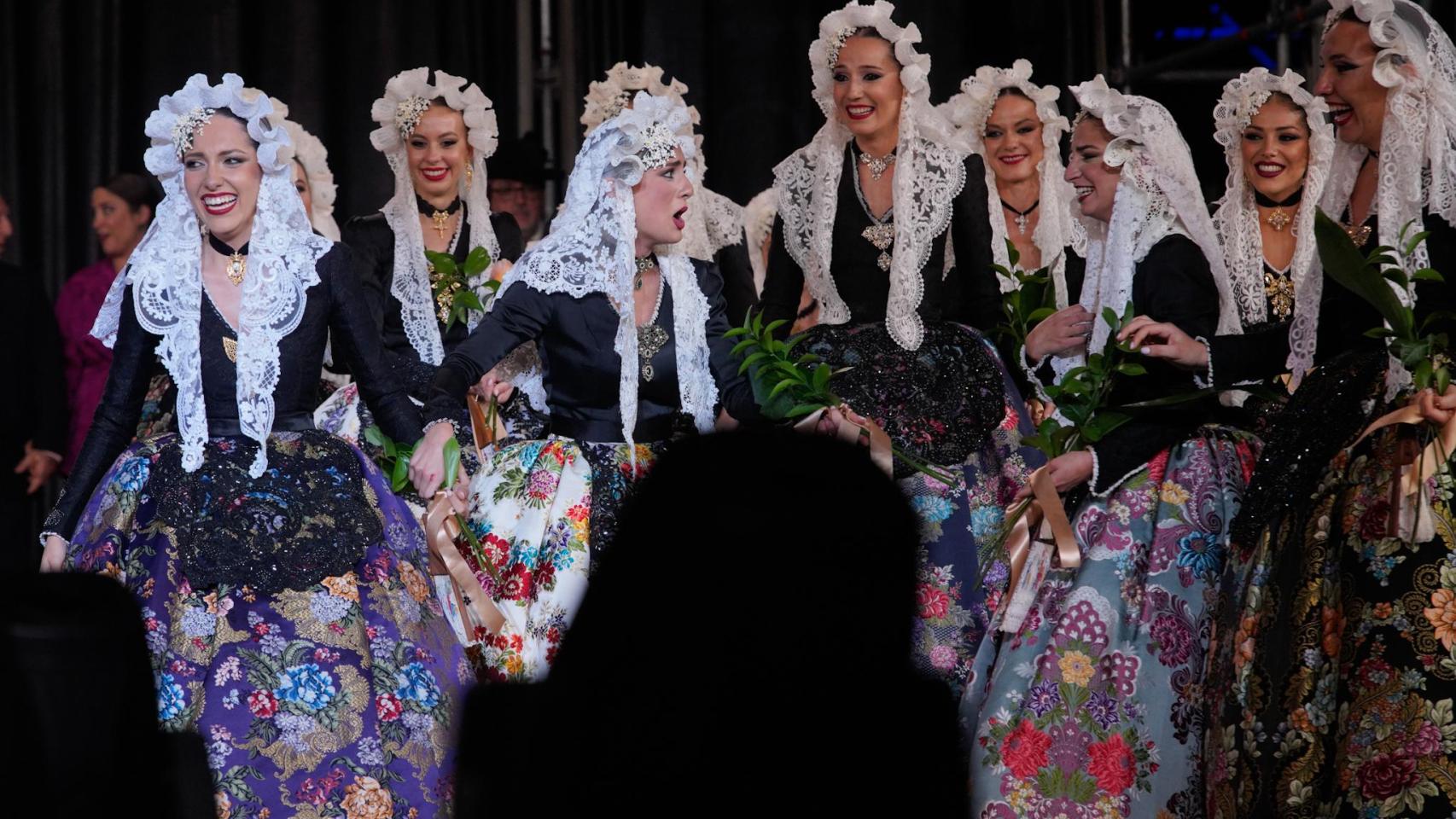 La emoción en las candidatas a Bellea del Foc 2025 al oír sus nombres.