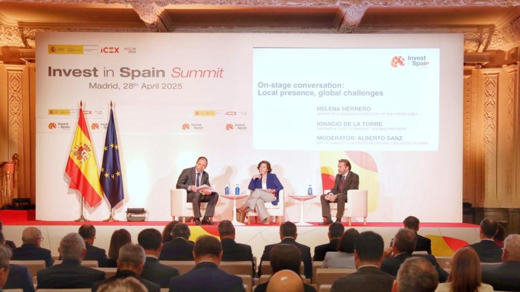 Panel en el que intervienen en el Invest in Spain Helena Herrero e Ignacio de la Torre.