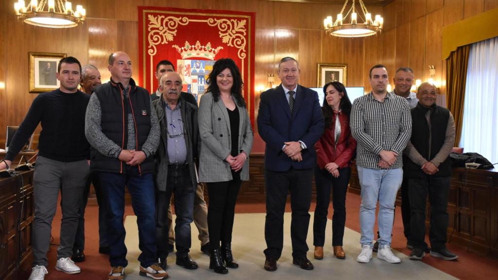 El presidente de la Diputación de Zamora, Javier Faúndez, junto a los alcaldes durante la firma de los convenios