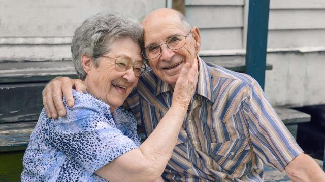 Una pareja de ancianos felices