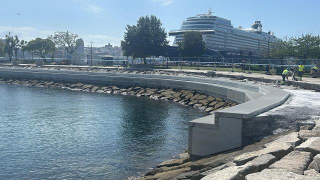 En marcha la grada de la zona de baño de O Parrote en A Coruña