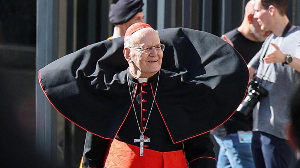 El cardenal húngaro Péter Erdö a su llegada al Vaticano el 22 de abril de 2025, tras la muerte del Papa Francisco.