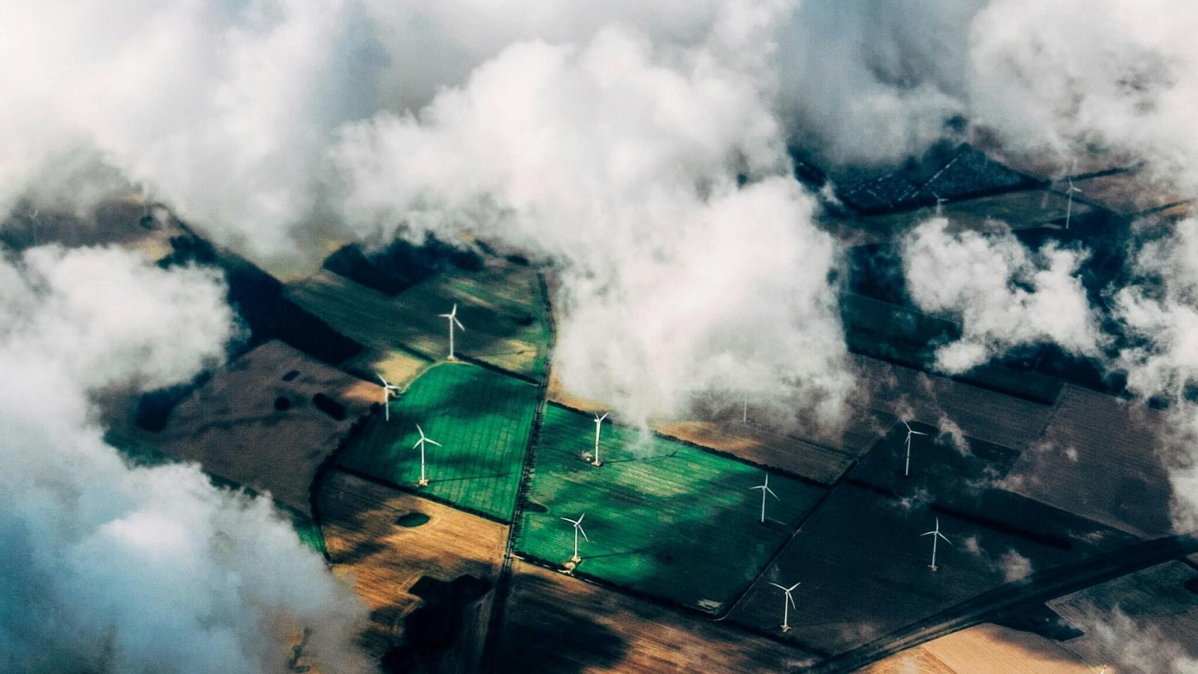 Un parque eólico tapado por las nubes.