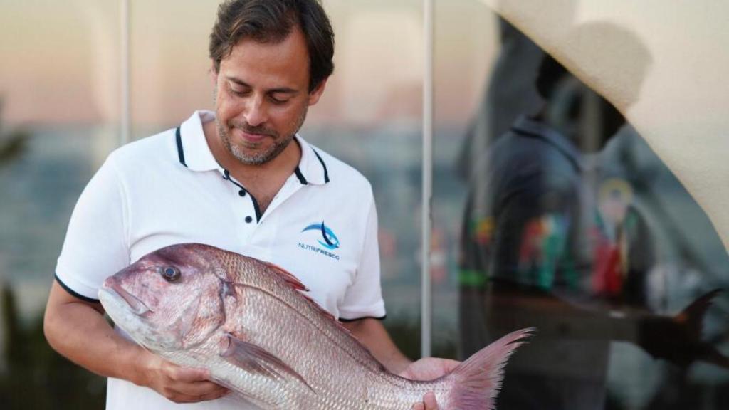Pedro Bastos con una sama en brazos.