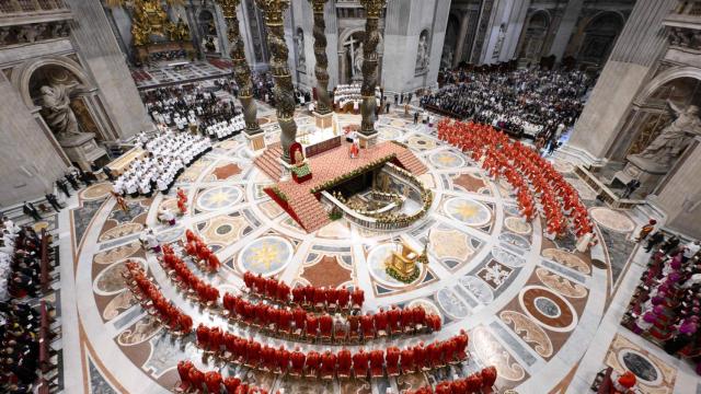 Un momento de la misa Pro Eligendo Pontifice, que ha oficiado el decano del colegio cardenalicio, Giovanni Battista Re.