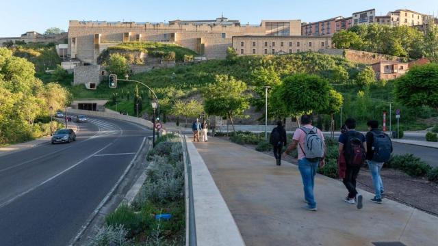 La ronda del Granadal está muy próxima a las escaleras mecánicas para acceder al Casco Histórico.