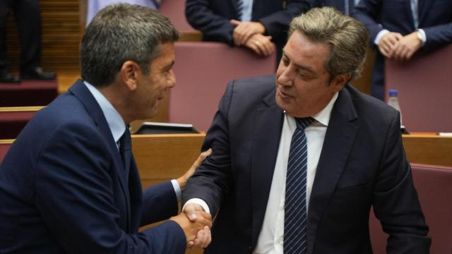 El presidente de la Generalitat, Carlos Mazón, y el portavoz de Vox, José María Llanos. Jorge Gil / EP
