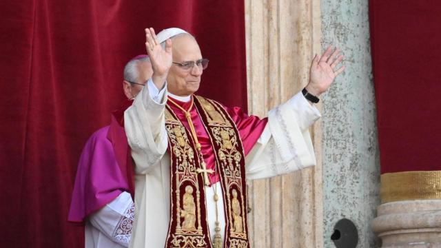 El nuevo papa León XIV, el cardenal estadounidense Roberto Francisco Prevost, bendice a los fieles desde el balcón