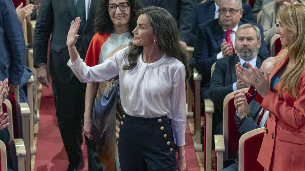 Letizia estrena pantalones marineros con botones dorados de la que parece ser su nueva marca favorita