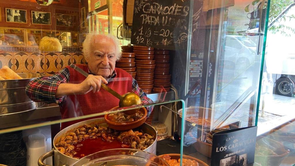Amadeo sirviendo caracoles