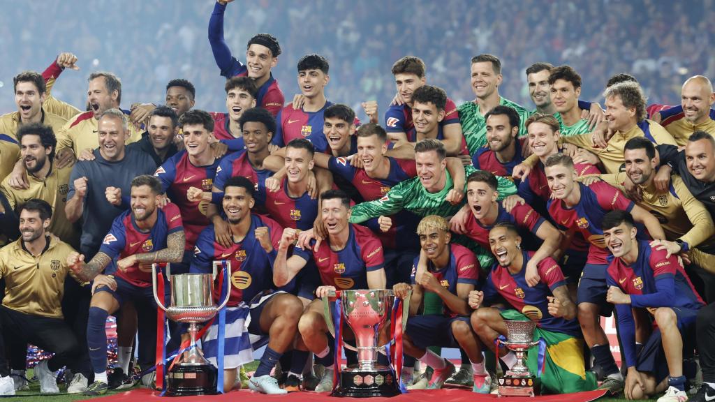 Los jugadores del FC Barcelona levantan el título de Liga.