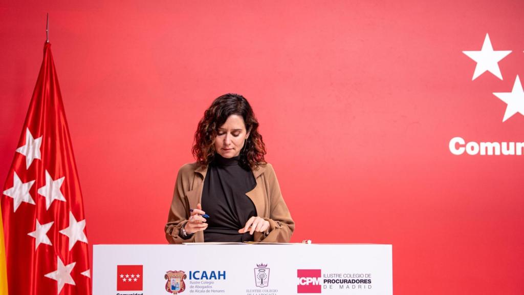 La presidenta de la Comunidad de Madrid, Isabel Díaz Ayuso, interviene durante el acto de firma con los decanos de los colegios de abogados y procuradores, un protocolo de actuación frente a la ocupación ilegal de las viviendas.