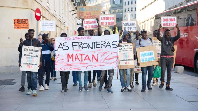 Varias personas se concentran frente al Congreso en abril de 2024 para pedir la regularización de 500.000 personas.