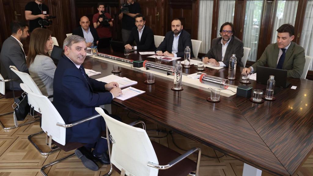 El consejero de Movilidad y Transformación Digital, José Luis Sanz Merino y la directora general de Transportes y Logística, Laura Paredes, mantienen una reunión con el presidente de Renfe, Álvaro Fernández Heredia.