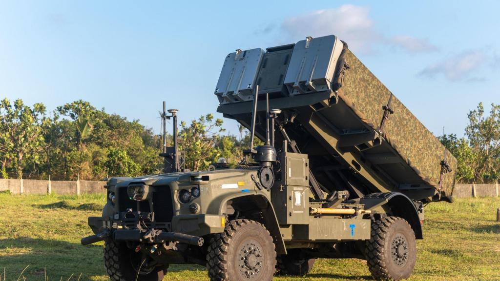 Marines estadounidenses del 3er Regimiento Litoral de la Infantería de Marina desplegaron por primera vez el Sistema Expedicionario de Interdicción de Buques (NMESIS) durante el ejercicio Balikatan 2025 en la isla de Batan, el 26 de abril.