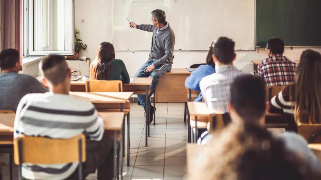 Un profesor dando clase.