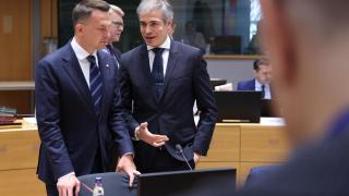 El secretario de Estado para la UE, Fernando Sampedro, charla con el ministro de Exteriores de Polonia.
