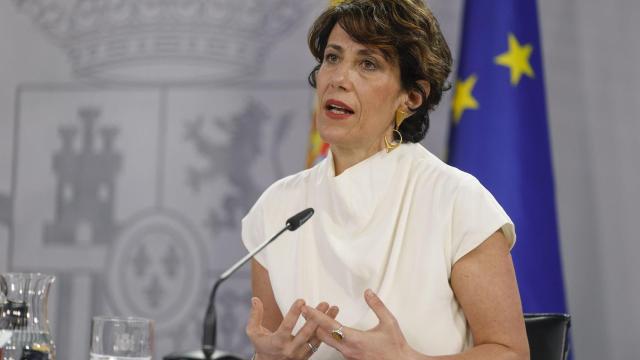 La ministra de Seguridad Social y Migraciones, Elma Saiz, interviene en la rueda de prensa posterior a la reunión del Consejo de Ministros este martes en Moncloa.