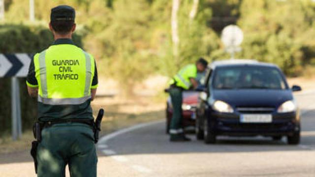 La multa inesperada que puedes recibir simplemente por esperar en tu coche: sanciones de hasta 100 euros
