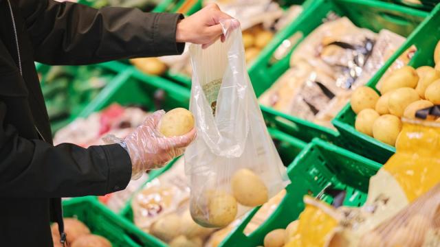 Una persona coge una patata de Mercadona