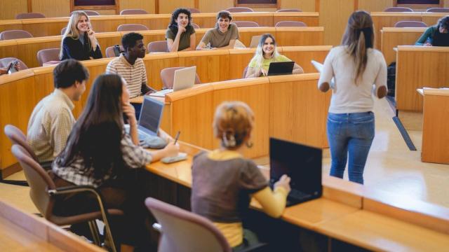 Imagen de archivo de estudiantes de universidad