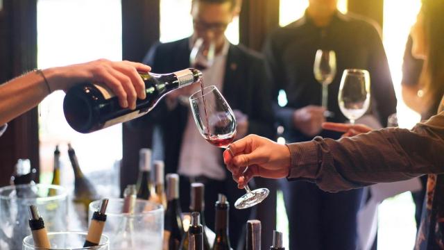 Botellas y copas de vino en una cata