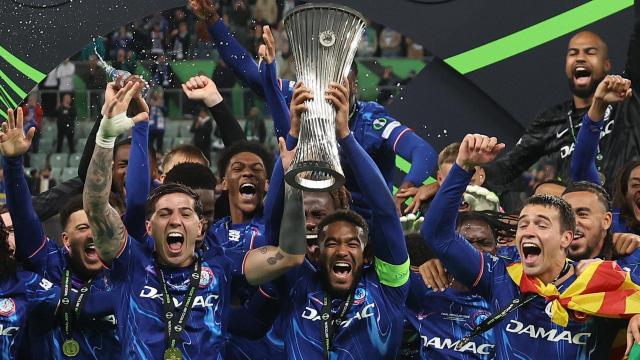 Reece James levanta el título de campeón de la Conference League.