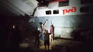 Imagen del tren de pasajeros afectado por el derrumbe de un puente, en la región rusa de Briansk, fronteriza con Ucrania.