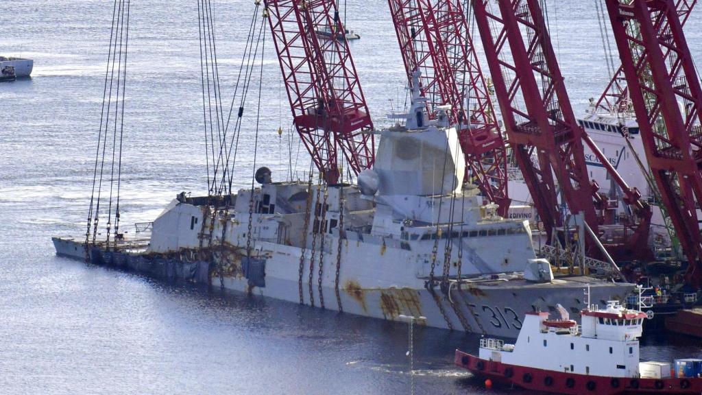 Imagen de la fragata Helge Ingstad tras chocar con un petrolero en un fiordo de Noruega.