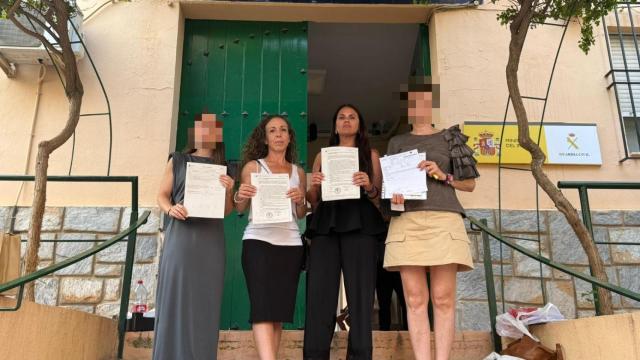 Francisca López, vestida de negro, este martes, en el cuartel de la Guardia Civil de Cieza tras denunciar a la monitora, junto a otras madres.