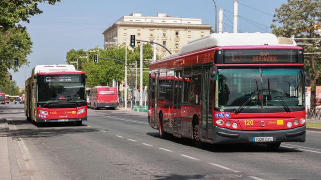 Imagen de archivo de autobuses de Tussam circulando por el Prado.
