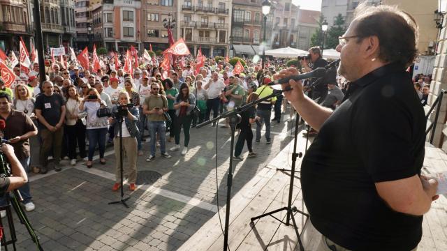 Unas 2.000 personas arropan en La Bañeza a los trabajadores de Azucarera en su lucha contra el cierre de la fábrica leonesa