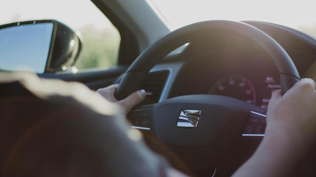 Un conductor al volante de su coche.