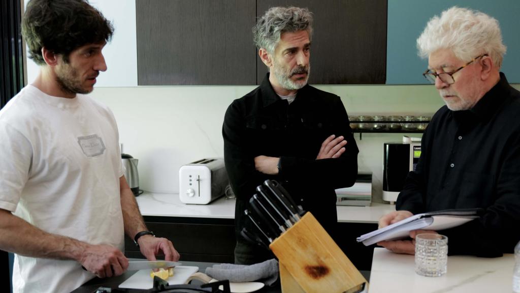Quim Gutiérrez, Leonardo Sbaraglia y Pedro Almodovar. Foto: El Deseo D.A. S.L.U., fotos de Iglesias Mas