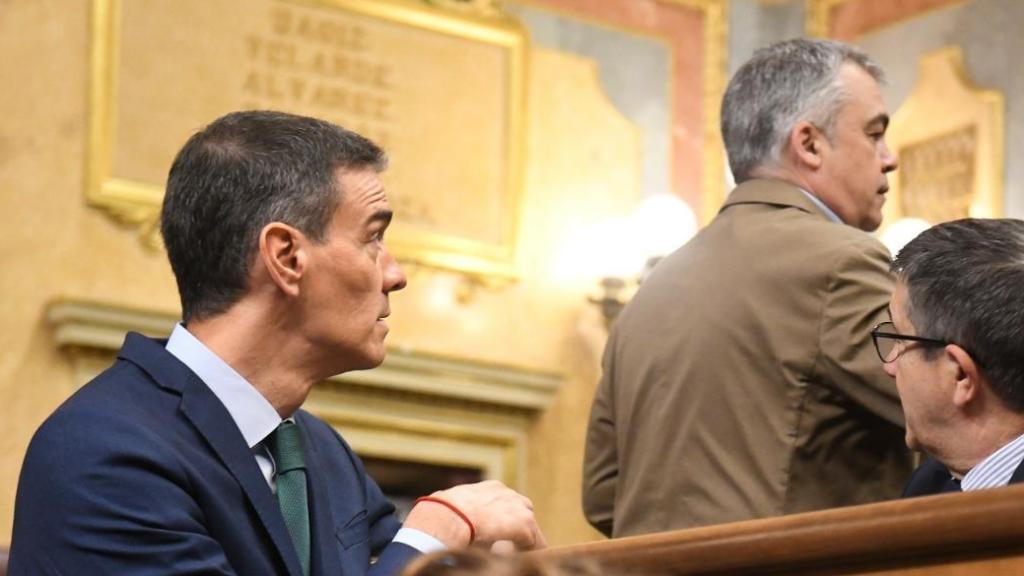 Sánchez observa a Santos Cerdán, ante la mirada de Patxi López, este miércoles en el Congreso.