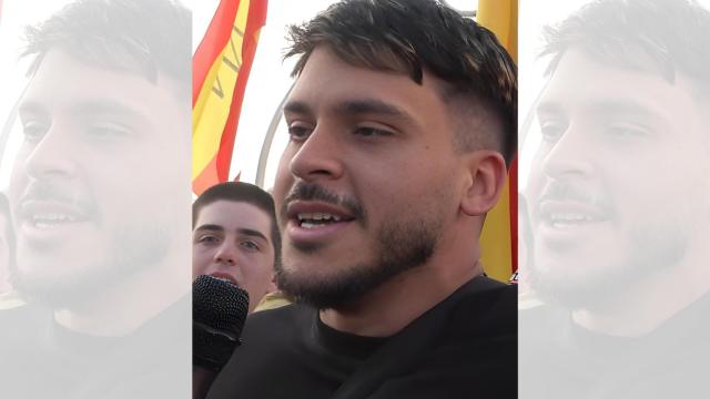 Un joven venezolano habla alto y claro durante una manifestación.