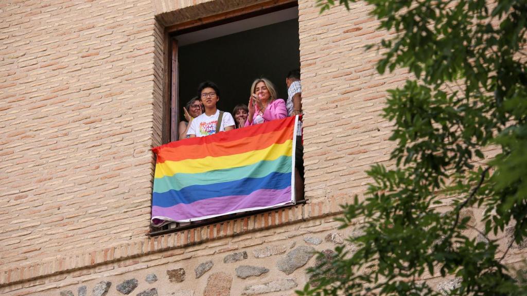 Bandera LGTBI en la Delegación de Gobierno en Toledo.