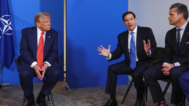El secretario de Estado de EEUU, Marco Rubio, y el presidente Donald Trump, durante una comparecencia este miércoles en La Haya