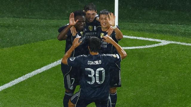 Los jugadores del Real Madrid celebran el gol de Valverde ante el Salzburgo.