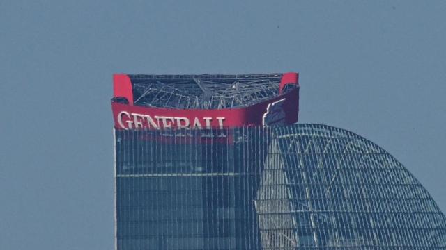 Imagen del cartel de la aseguradora 'Generali' de la torre Hadid que se ha desplomado este lunes en Milán.