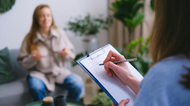 Psicóloga atendiendo a una paciente en una consulta.