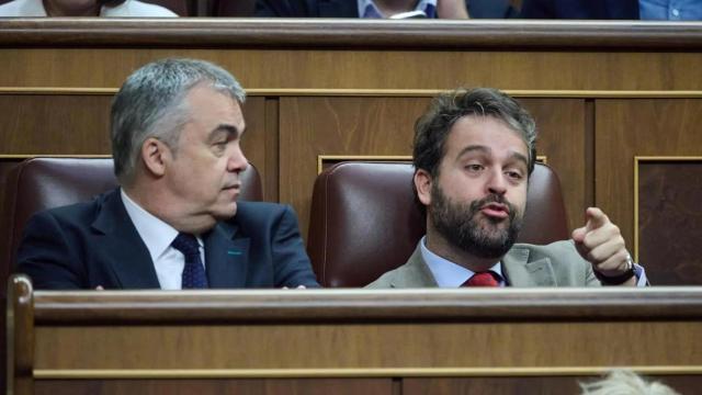Santos Cerdán y el que fuera su adjunto en la Secretaría General del partido, Juanfran Serrano, en el Congreso de los Diputados.