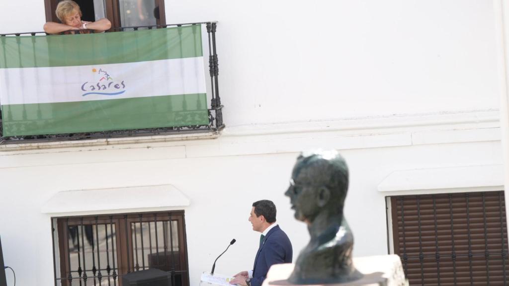 Juanma Moreno en su discurso en Casares junto a la estatua de Blas Infante.
